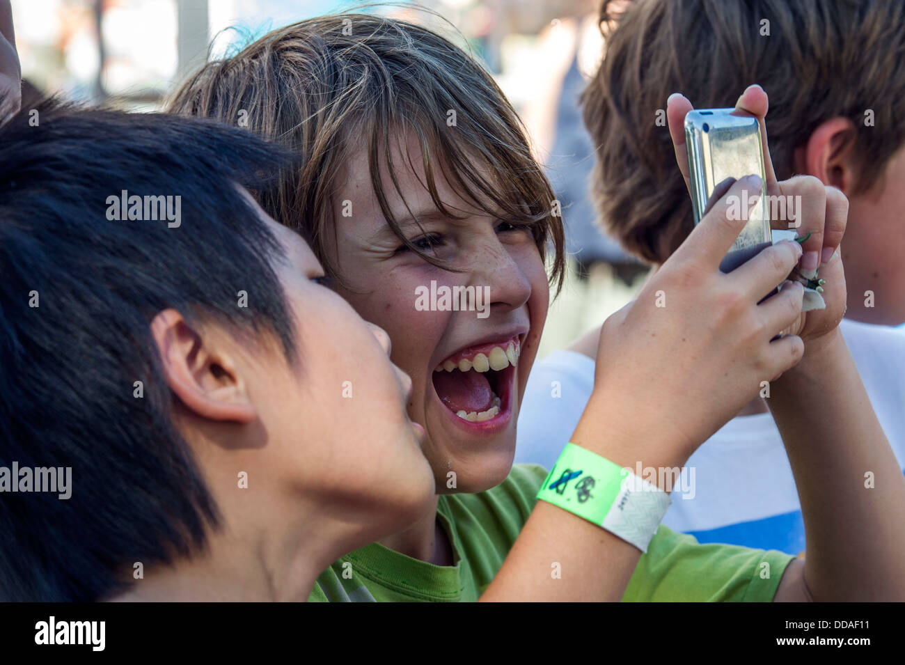Freunde, die Aufnahme von lustigen Fotos auf einem Smartphone auf einem Schulfest. Stockfoto