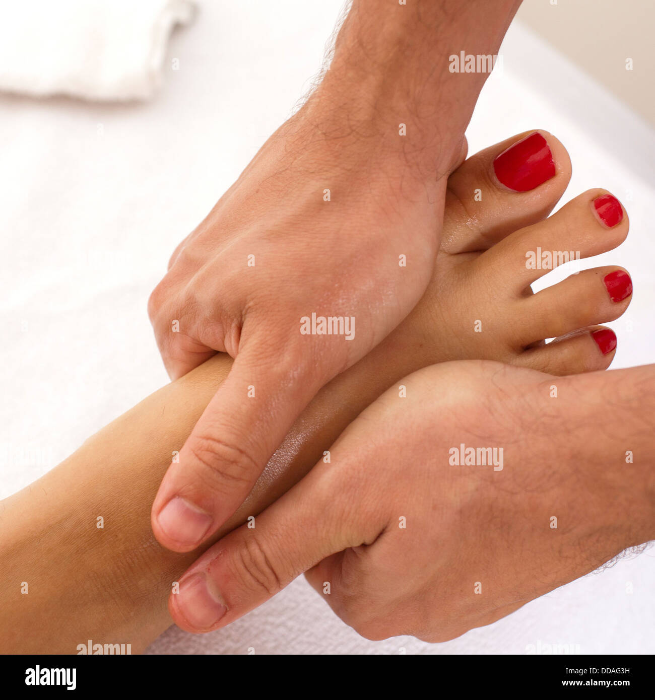 Massage des weiblichen Fußes Stockfoto