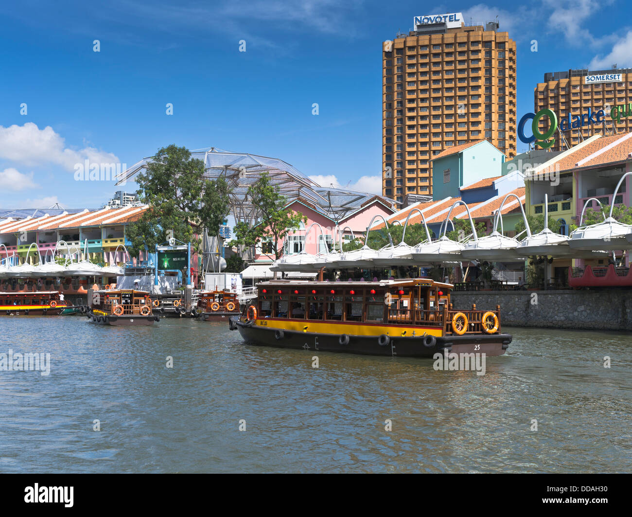 Dh Singapore River Clarke Quay Singapur Bumboat cruise Touren Singapur Wassertaxi boote Stadt Boot tagsüber Stockfoto