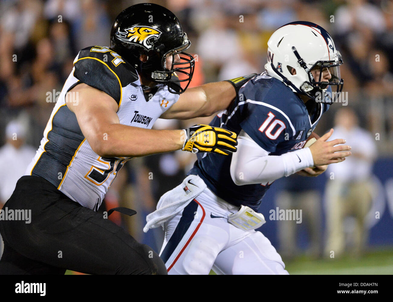 East Hartford, CT, USA. 29. August 2013. Donnerstag, 29. August 2013: Towson Tigers defensive Tackle Drew Cheripko (54) Connecticut Huskies jagt quarterback Chandler Whitmer (10) in der 1. Hälfte des NCAA Football Spiel zwischen Towson und Connecticut bei Rentschler Field in East Hartford, CT. Bill Shettle / Cal-Sport-Medien-Credit: Csm/Alamy Live-Nachrichten Stockfoto