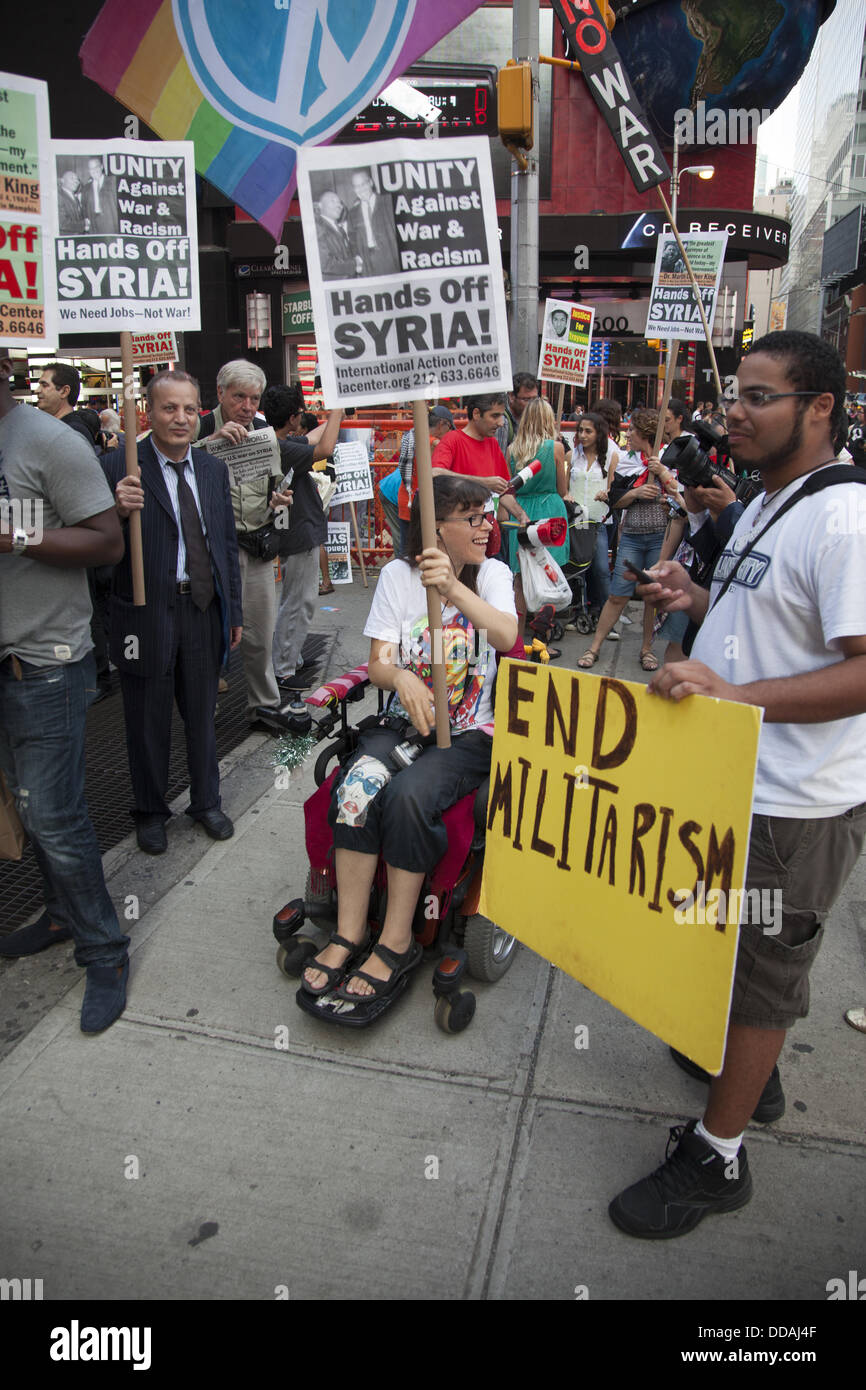 New York, New York, USA. 29. August 2013. Demonstranten Square am Times in NYC Protest möglich US militärische Reaktion auf chemische Kampfstoffe in Syrien als eine katastrophale Wahl, die keinen Frieden in die Region bringen wird. Bildnachweis: David Grossman/Alamy Live-Nachrichten Stockfoto