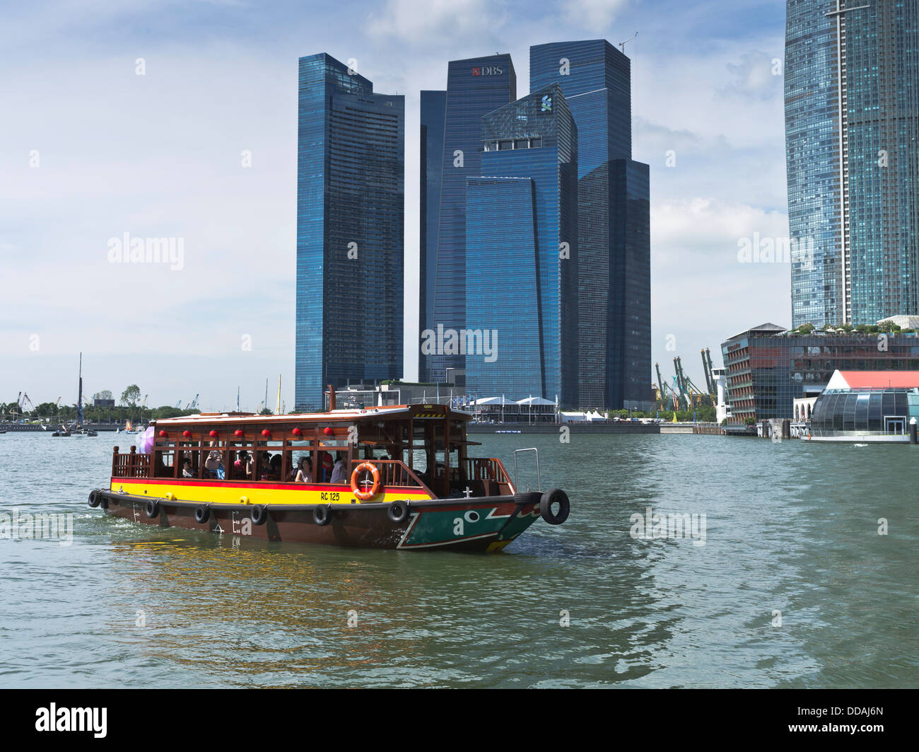 dh Marine Bay INNENSTADT VON SINGAPUR Bumboat Kreuzfahrt Touren Singapur Wassertaxi Boote Wolkenkratzer Flussboot Stockfoto