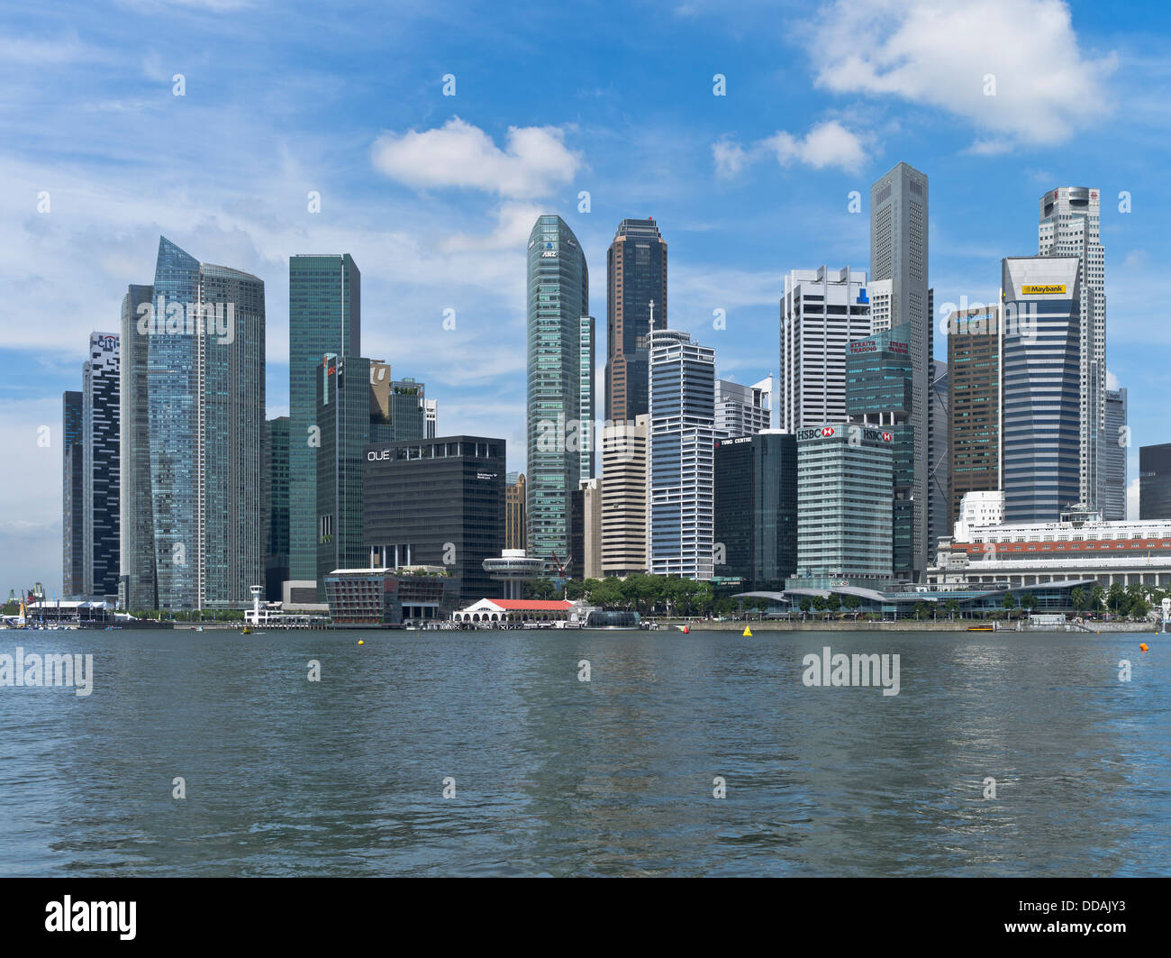 dh Marina Bay Moderne Wolkenkratzer IN DER INNENSTADT DER SKYLINE VON SINGAPUR City der asia Tower blockiert tagsüber die Architektur von Wolkenkratzern im zentralen Distrikt Stockfoto