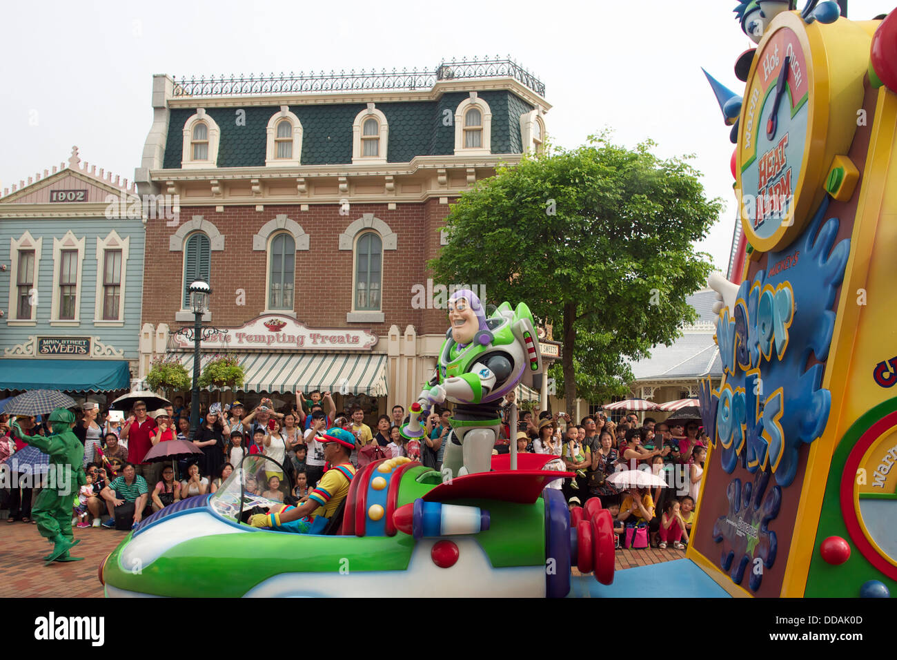 Die Wasser-Parade im Disneyland Hong Kong.  Disney-Figuren zu reisen entlang der Hauptstraße unterhaltsame Kinder und Erwachsene Stockfoto