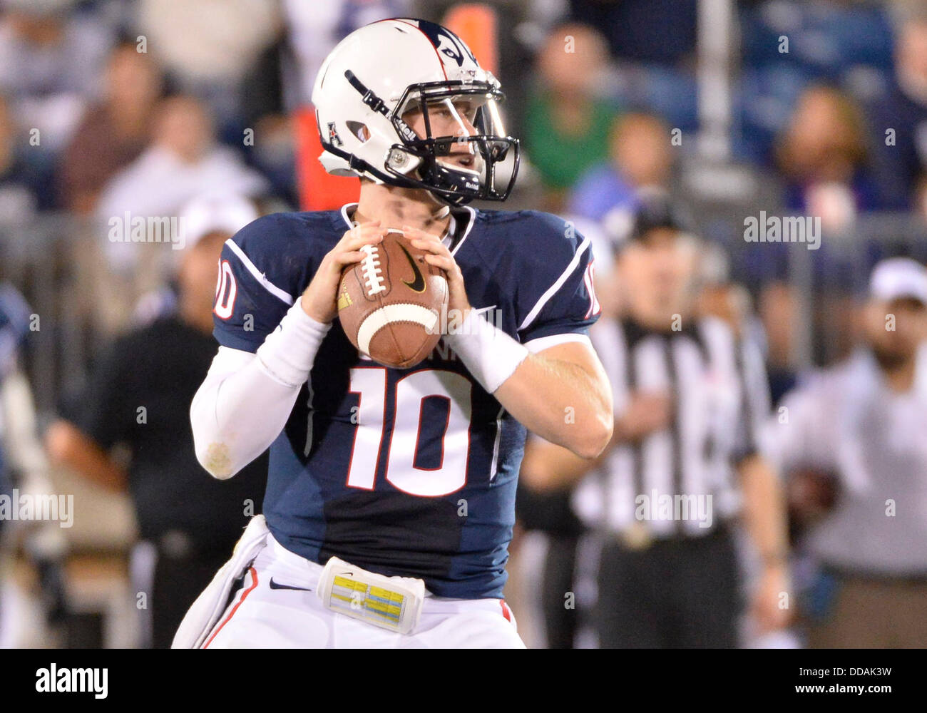 East Hartford, CT, USA. 29. August 2013. Donnerstag, 29. August 2013: Connecticut Huskies Quarterback Chandler Whitmer (10) sieht um den Ball in der 2. Hälfte der NCAA Football-Spiel zwischen Towson und Connecticut bei Rentschler Field in East Hartford, CT. Towson verärgert Connecticut 33-18 zu werfen. Bill Shettle / Cal Sport Media Credit: Csm/Alamy Live-Nachrichten Stockfoto