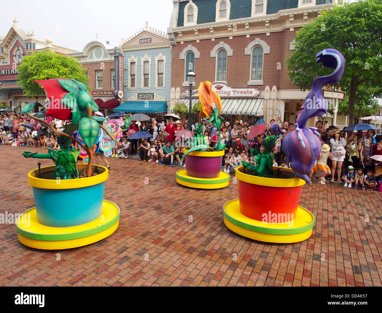 Die Wasser-Parade im Disneyland Hong Kong.  Disney-Figuren zu reisen entlang der Hauptstraße unterhaltsame Kinder und Erwachsene Stockfoto