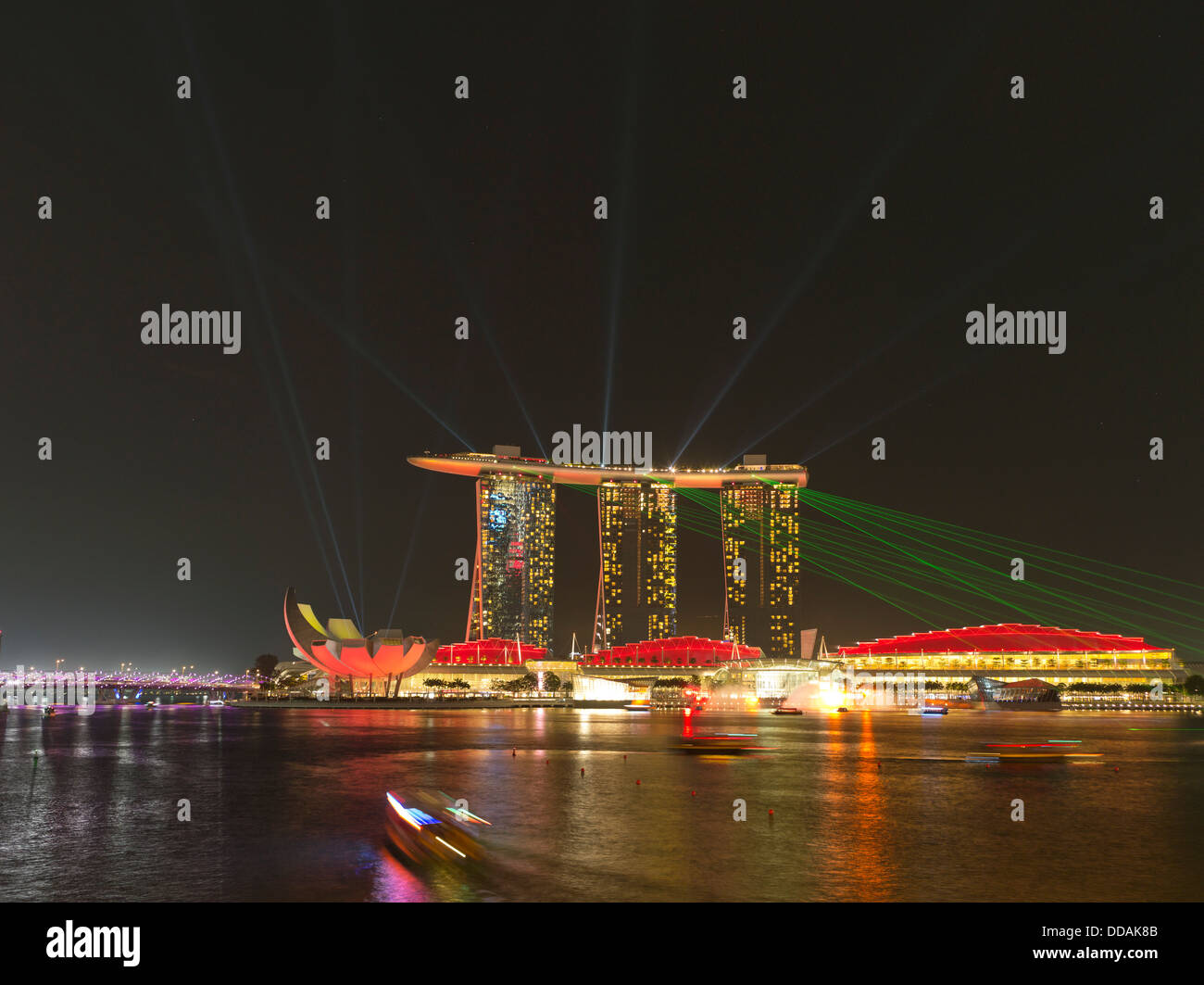 Dh Lasershow der Marina Bay in Singapur Marina Bay Sands Nacht abends leuchtet das Display Balken Stockfoto