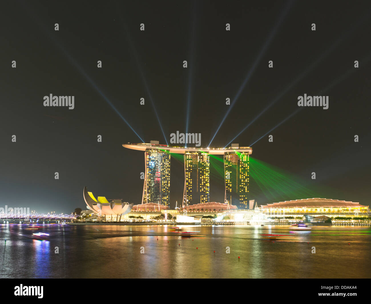 Dh Lasershow Licht der Marina Bay in Singapur Marina Bay Sands Hotel Nacht leuchtet das Display am Abend dämmerung Stockfoto