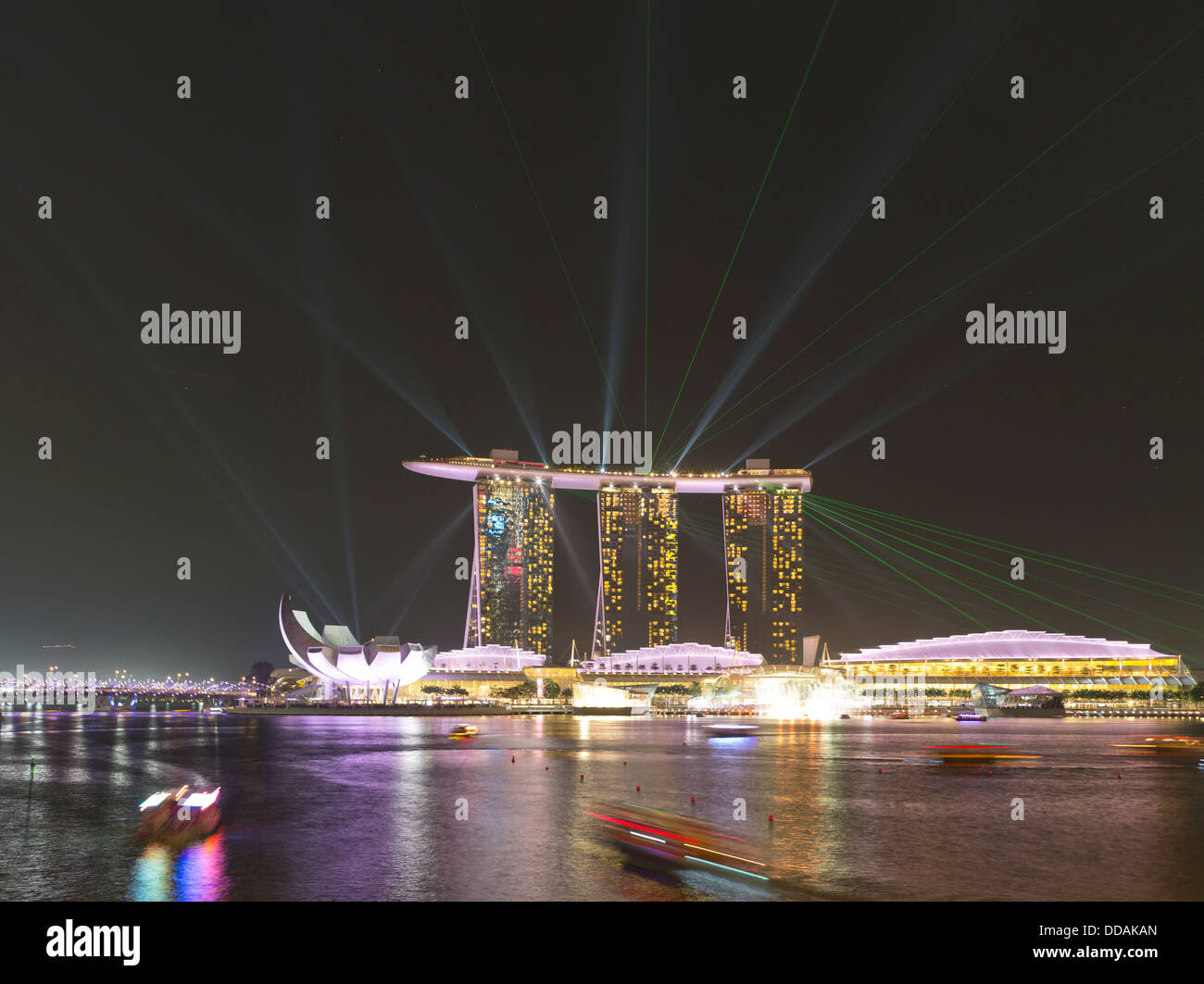 Dh-Laser Laser Show der Marina Bay in Singapur Marina Bay Sands Nacht abends leuchtet das Display Lichtstrahlen Stockfoto