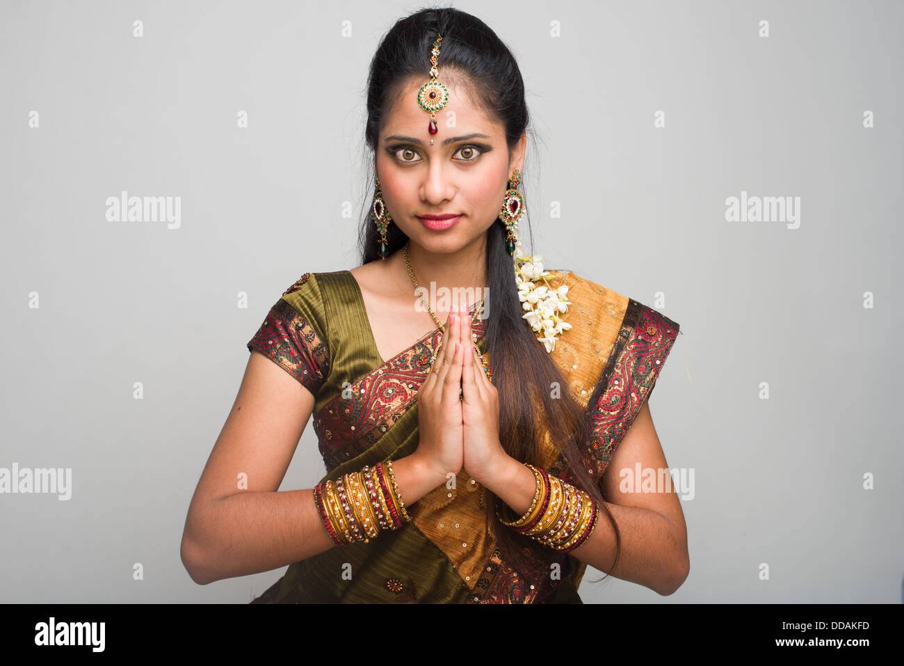 traditionelle indische weiblich geben Grüße während diwali Stockfoto