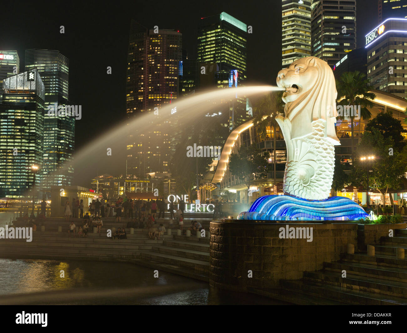 dh Merlion Park MARINA BAY SINGAPORE Merlion Statue Nacht Zeit Lichter Stadt Skyscappers Brunnen Stockfoto