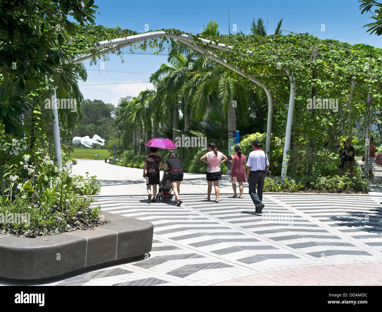 dh Baby Boy SKULPTURENGÄRTEN AN DER BAY SINGAPORE ASIA Familienspaziergang Gartenpark Spazierweg Stockfoto