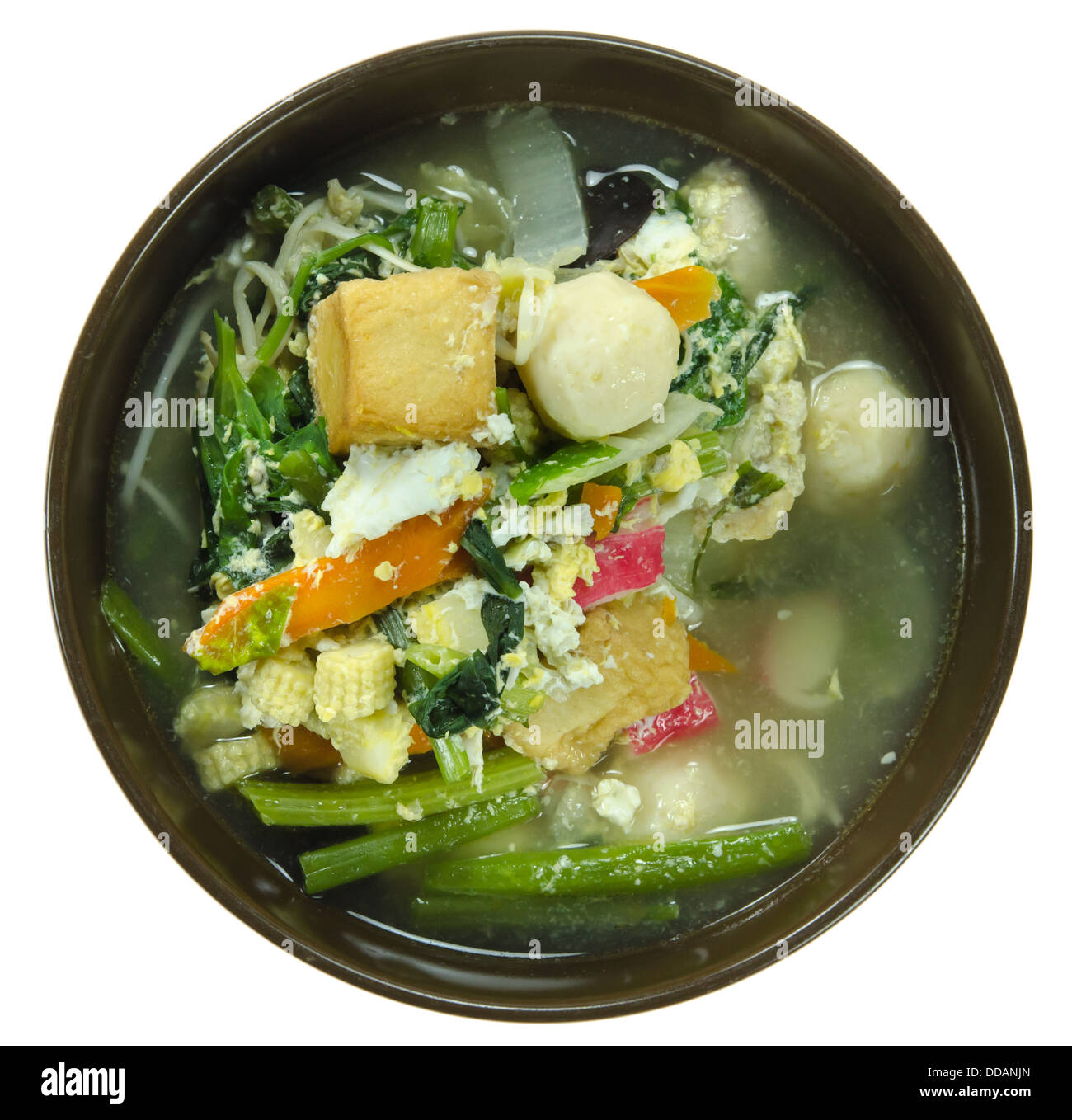 Top View asiatische Suppe mit Schweinefleisch, Frikadellen, Ei und Gemüse mischen Stockfoto
