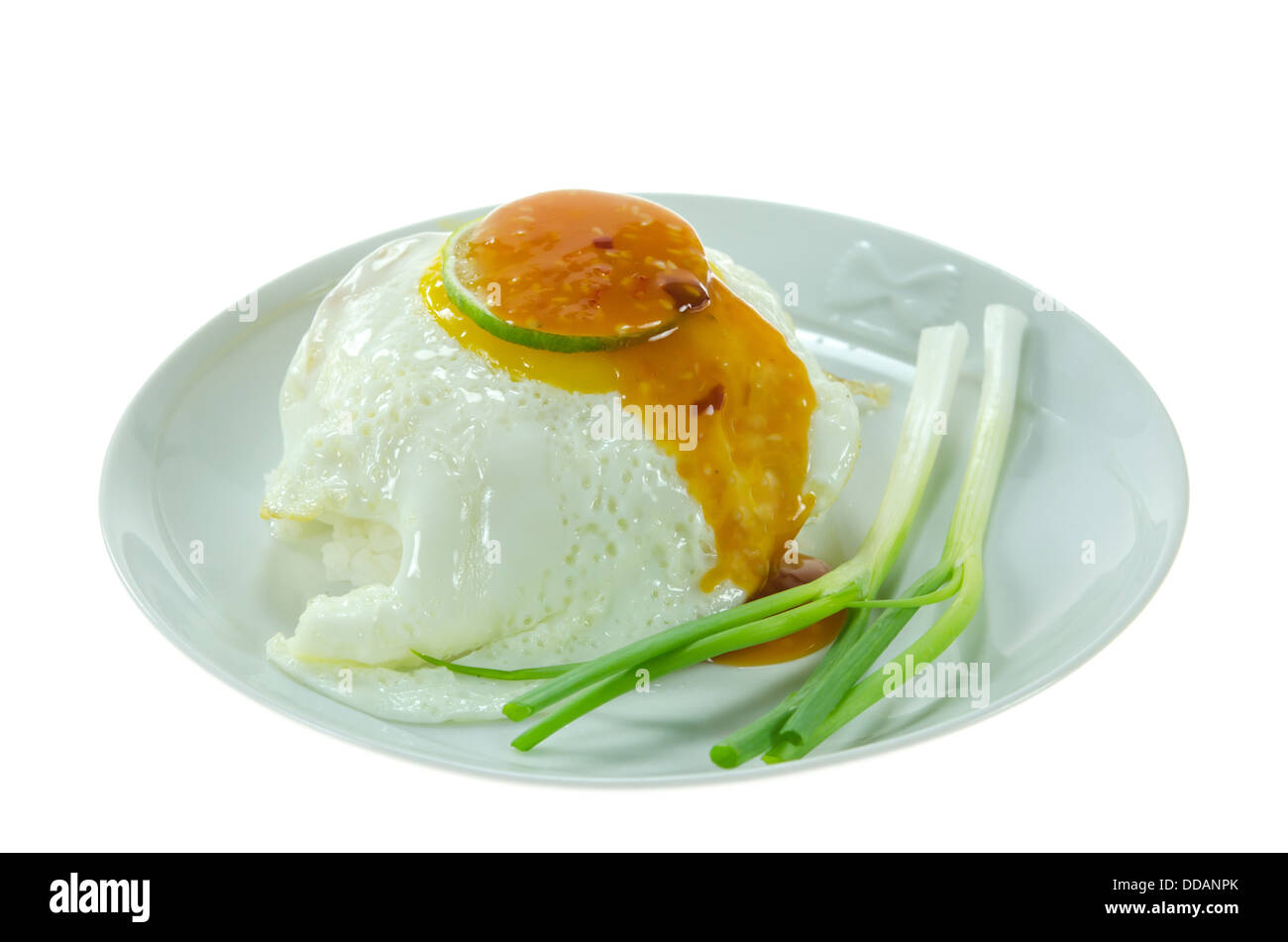 gedämpfter Reis und Spiegelei mit frischem Gemüse und Chili-Sauce auf weiße Schale Stockfoto