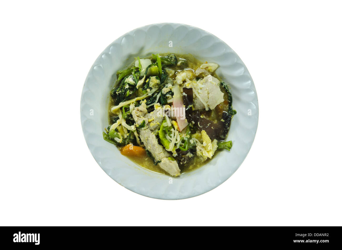 Top View asiatische Suppe mit Schweinefleisch und Gemüse in Schüssel mischen, auf weißem Hintergrund Stockfoto