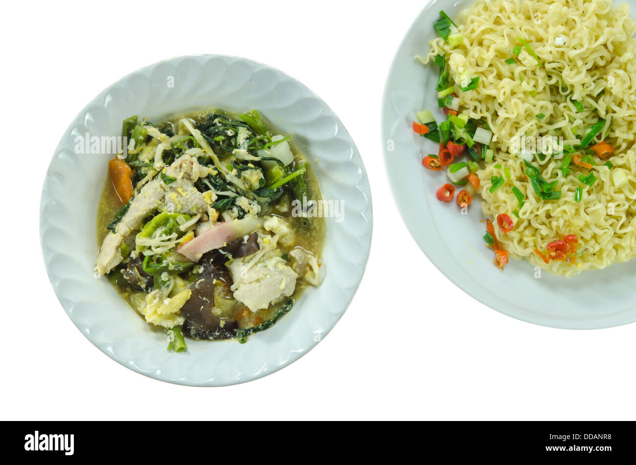 Top View asiatische Suppe mit Schweinefleisch, Gemüse in die Schüssel und gekochten instant-Nudeln auf weiße Schale mischen Stockfoto