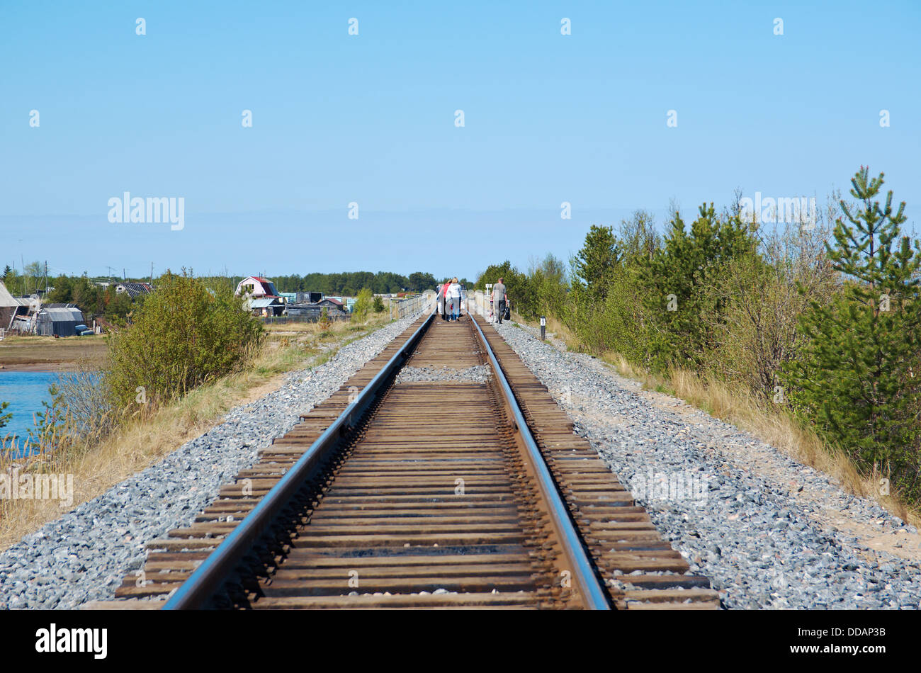 Eisenbahn nach Horizont unter bewölktem Himmel blau Stockfoto