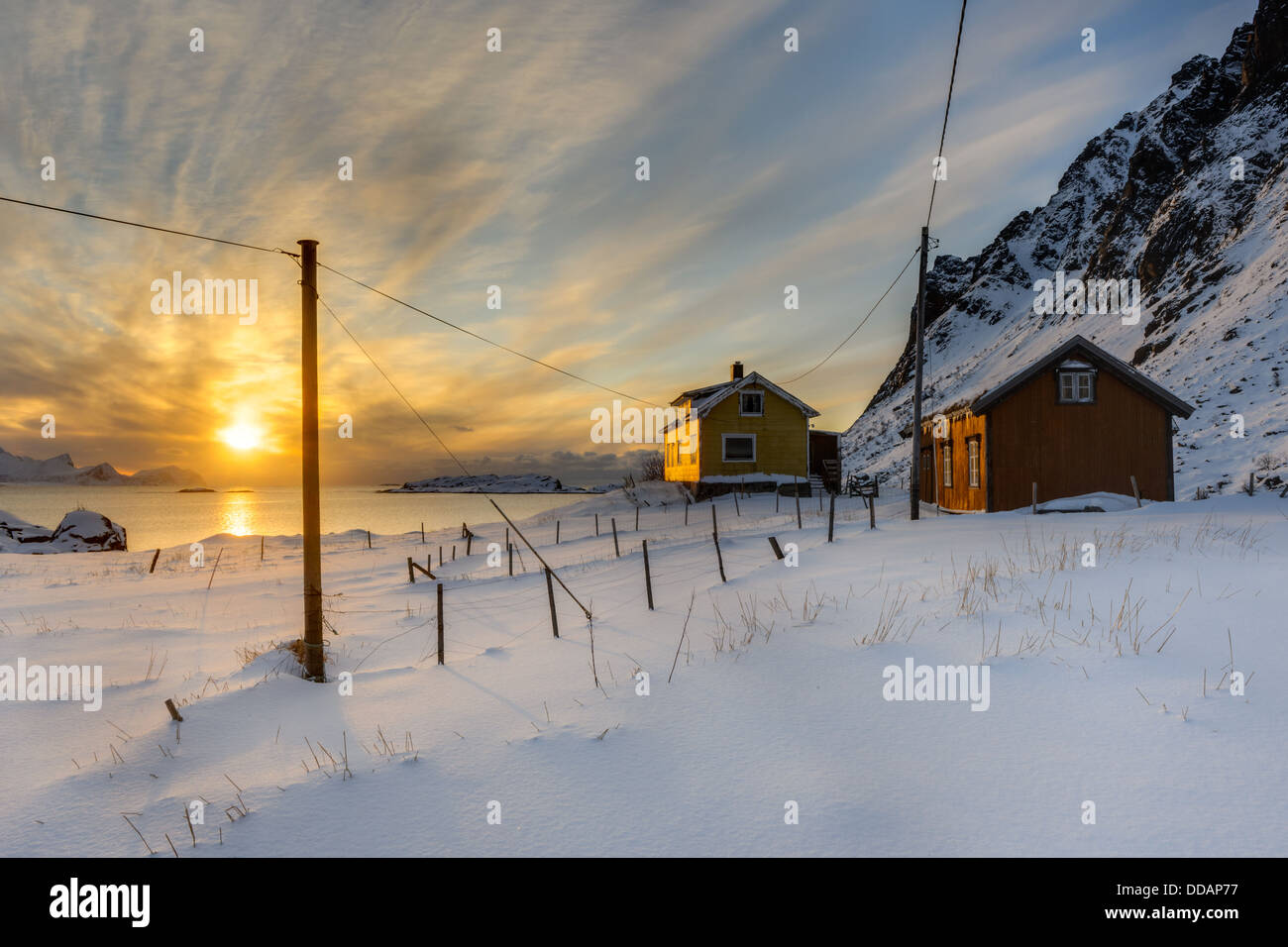 Zwei Häuser in der Winterlandschaft. Lofoten, Norwegen Stockfoto