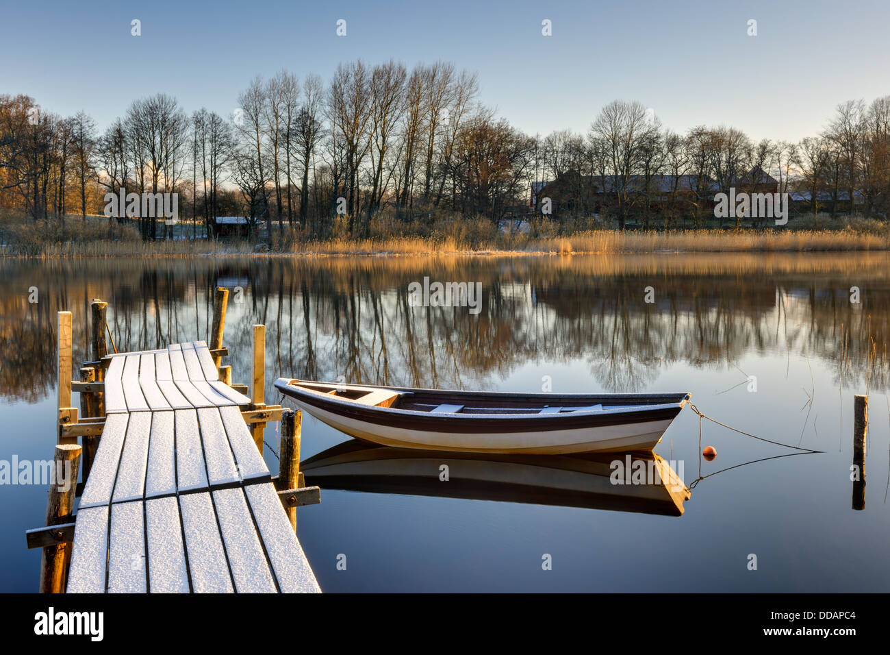 Boot und Steg am See, Pixbo, Rådasjön, Schweden Stockfoto