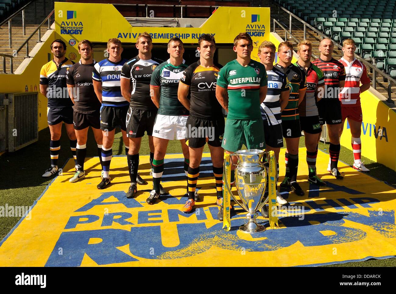 London, UK. 29. August 2013. (L-R) Jonathan Thomas von Worcester Warriors, Will Welch von Newcastle Falcons, Stuart Hooper von Bath, Dean Mumm von Exeter Chiefs, Declan Danaher von London Irish, Chris Bell von London Wasps, Toby Flut von Leicester Tigers, Dan Braid der Verkauf Haifische, Dan Geflecht aus Northampton Saints, Chris Robshaw von Harlekinen, Steve Borthwick der Sarazenen und Jonathan Thomas von Worcester Warriors posieren für ein Foto während des Besuchs der Aviva Premiership Saison Start 2013 / 2014 in Twickenham Stadion am 29. August 2013 in London, England. © Aktion Plus... Stockfoto