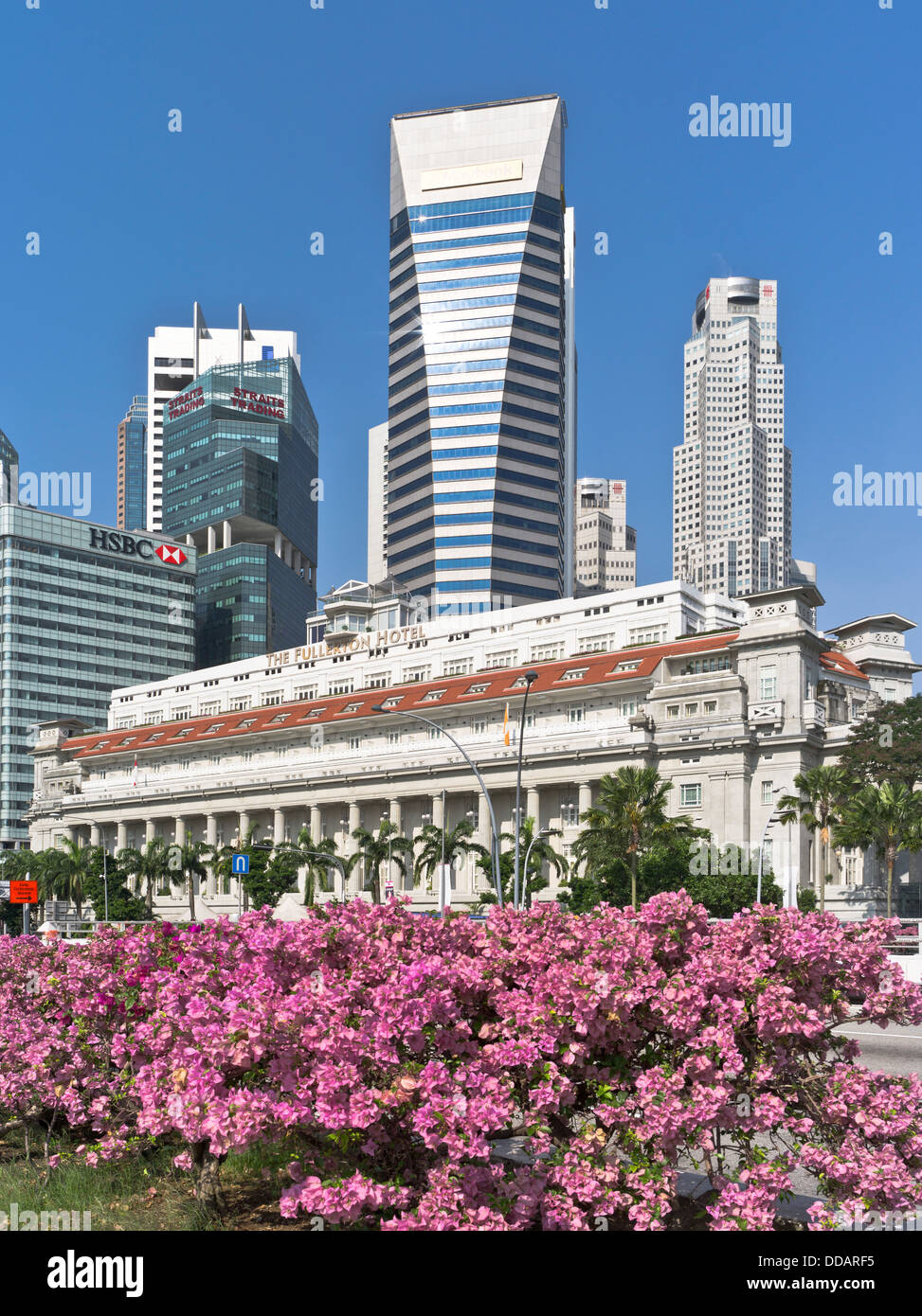 dh The Fullerton Hotel DOWNTOWN CORE SINGAPORE Flowers Maybank Tower City Wolkenkratzer Skyline Zentrum alte neue Gebäude Hotels Gebäude Architektur Stockfoto