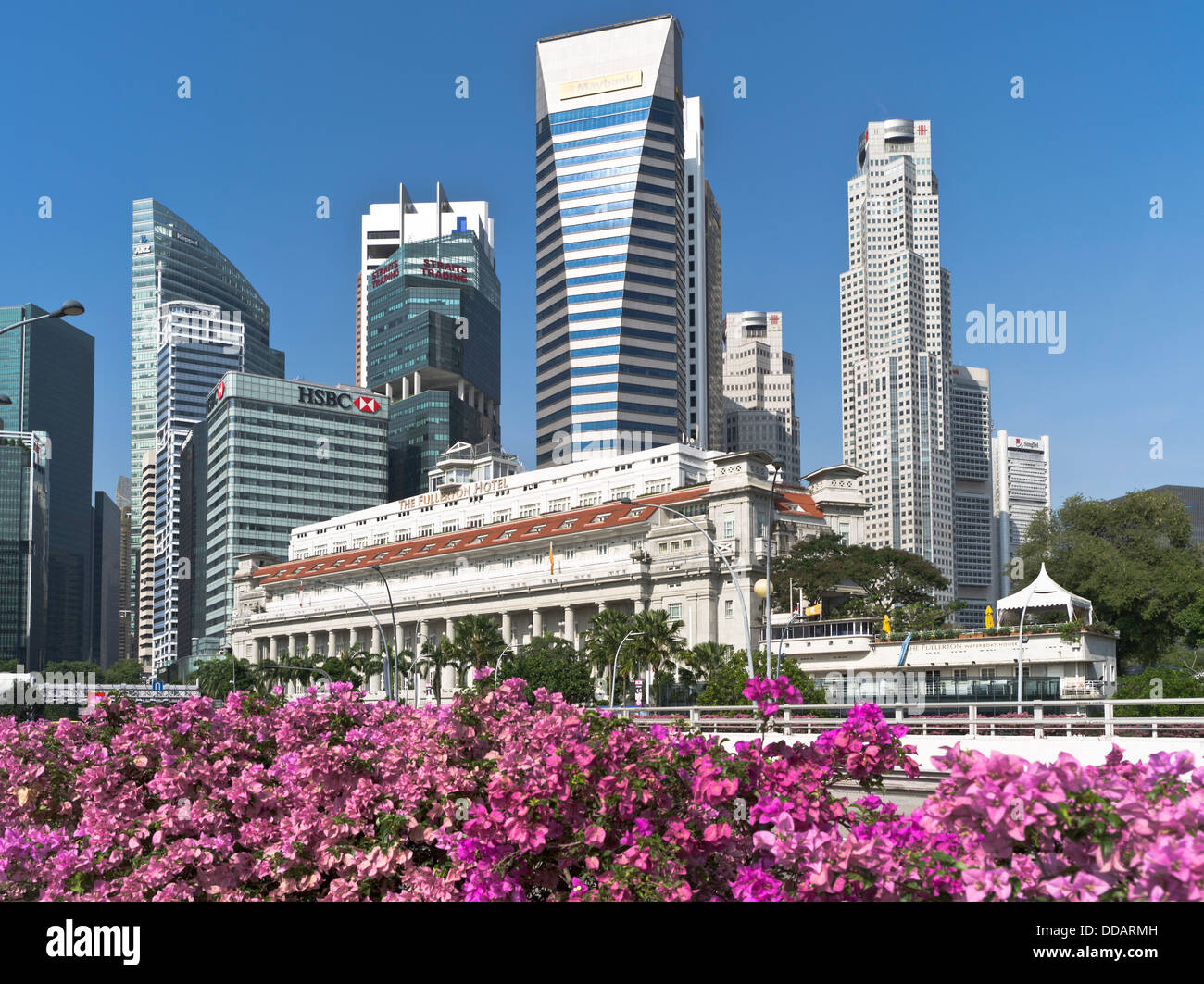 dh das Fullerton Hotel Gebäude IM ZENTRUM VON SINGAPUR Alte neue Blumen Maybank Tower City Wolkenkratzer Skyline tagsüber bhz Stockfoto