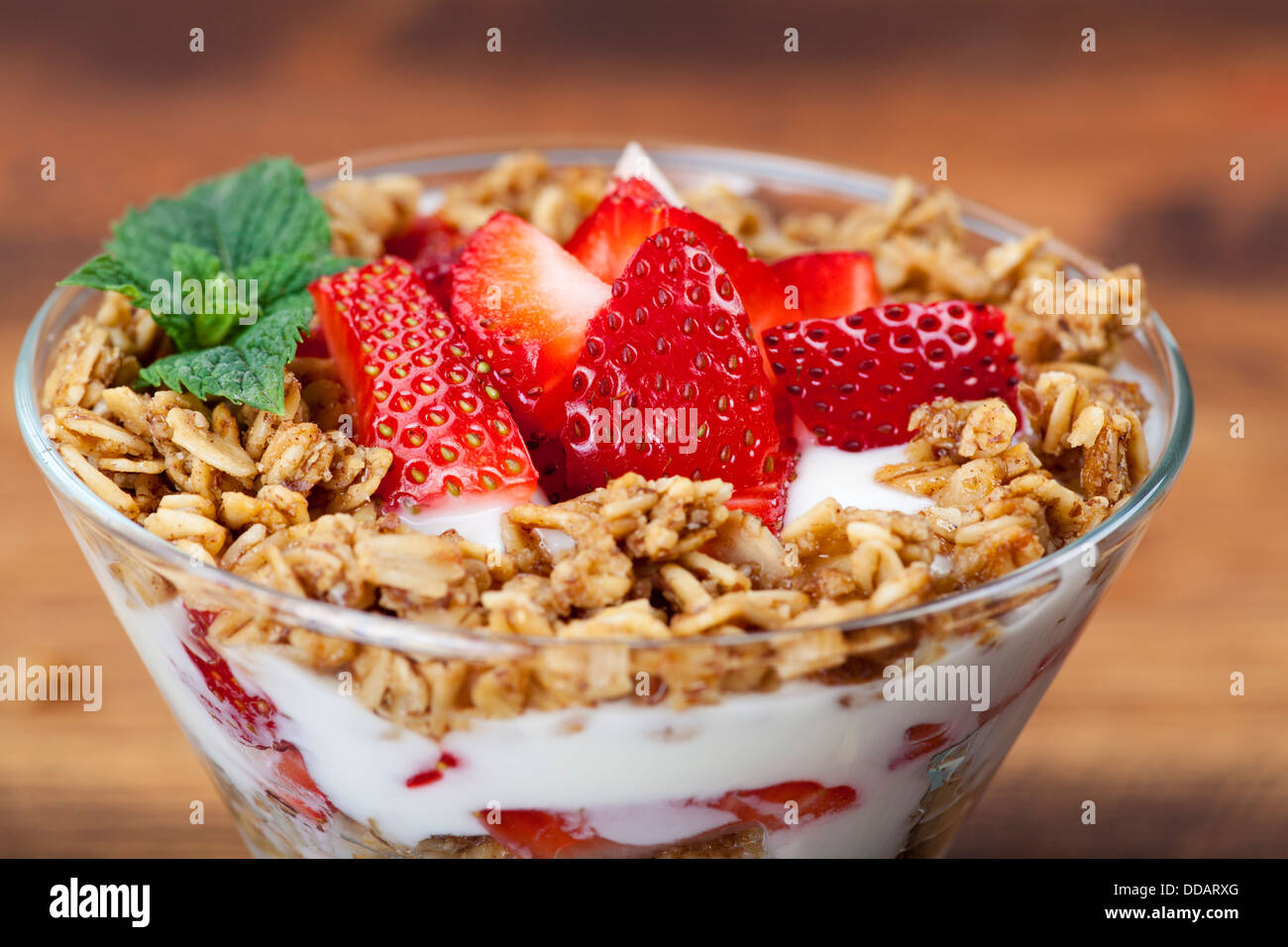 Frische Erdbeer-Joghurt-parfait Stockfoto