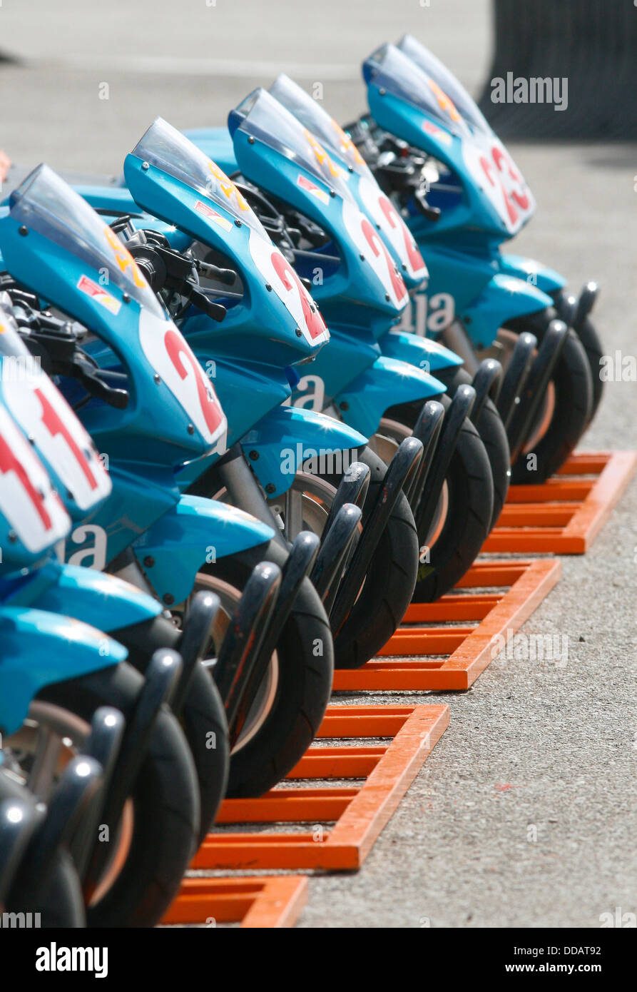 Minibikes Prked vor einer Trainingseinheit auf der Insel Mallorca, Spanien Stockfoto