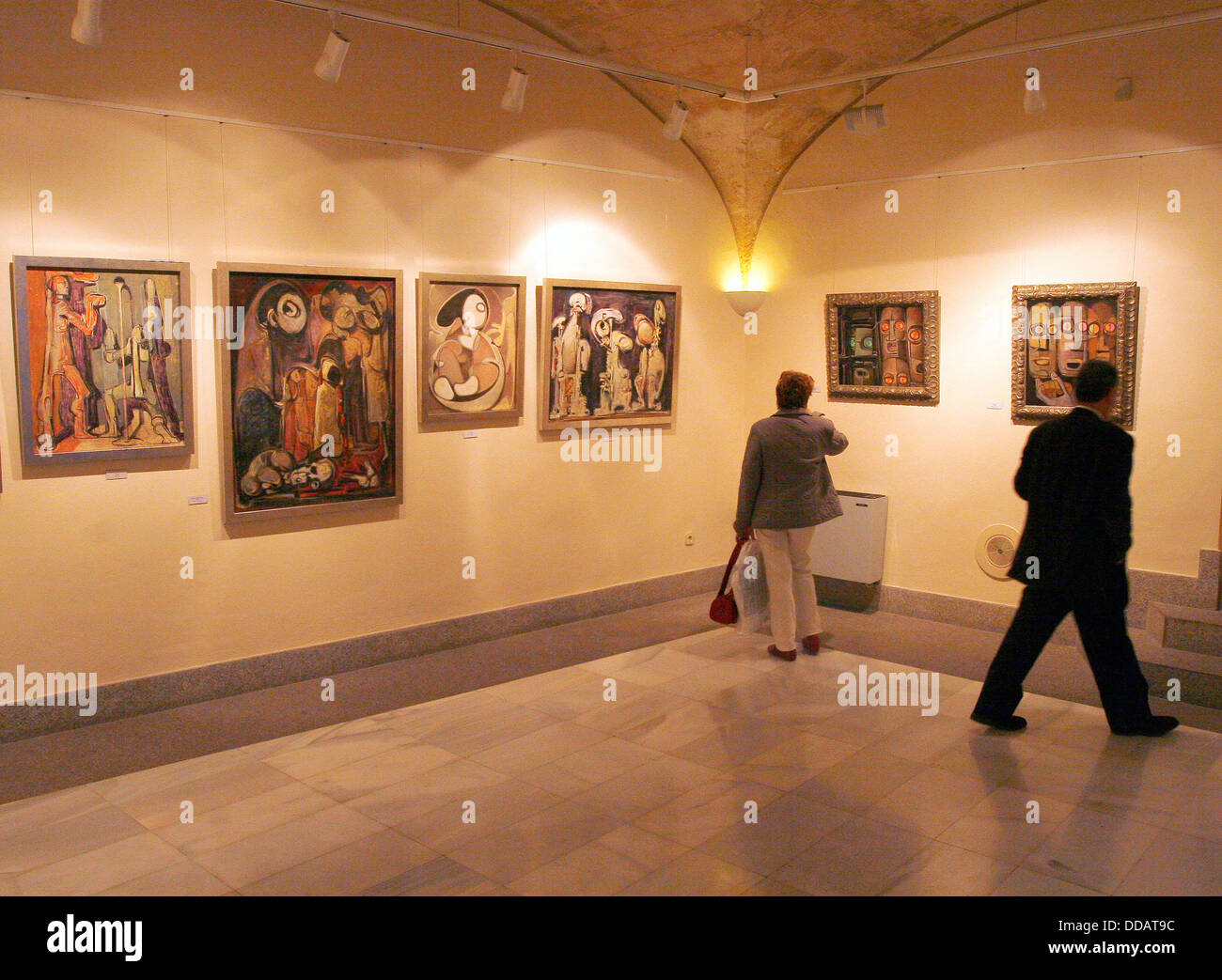 Menschen innerhalb einer exhibitin der spanischen Insel Mallorca Kunst gesehen, Stockfoto