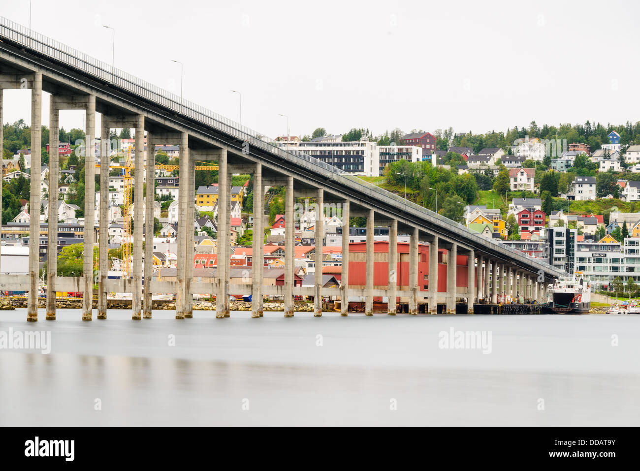 Brücke über den Fluss und die Stadt im Hintergrund, Tromsö, Troms, Norwegen Stockfoto