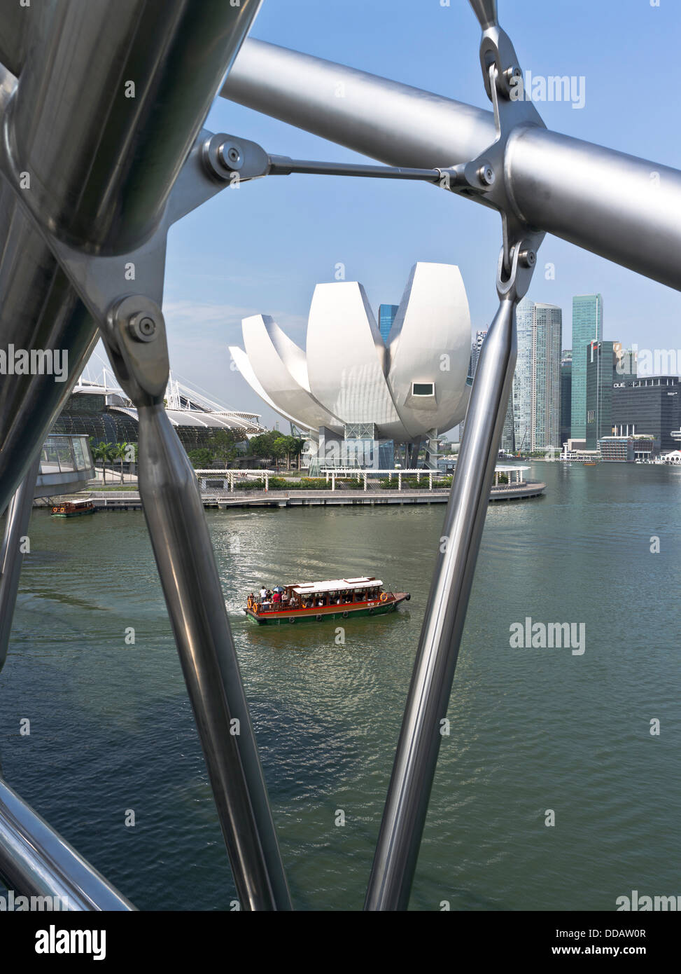 dh MARINA BAY SINGAPUR Helix-Brücke Bumboat Flusskreuzfahrt Wassertaxi die Boote des Art Science Museum Stockfoto