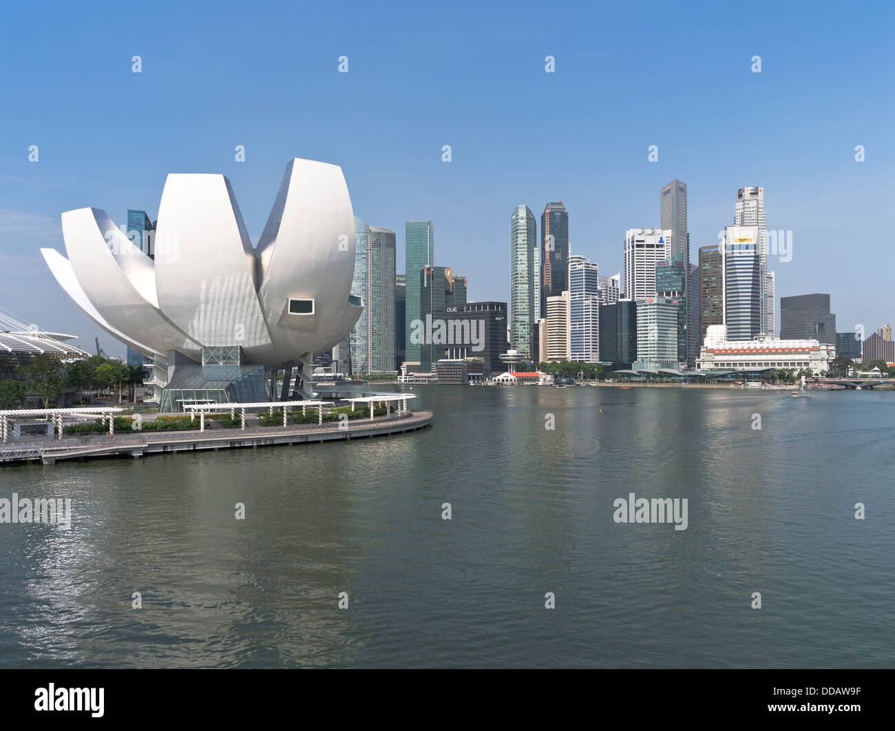 Dh die Kunst Science Museum der Marina Bay in Singapur City Wolkenkratzer skyline Architektur tagsüber Hafen Stockfoto