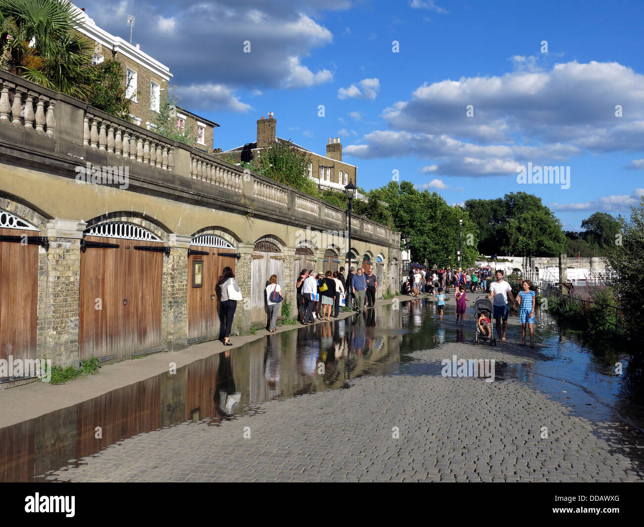 Menschen herumlaufen Themse Flut Überlauf an einem Sommerabend in Richmond, London. Stockfoto