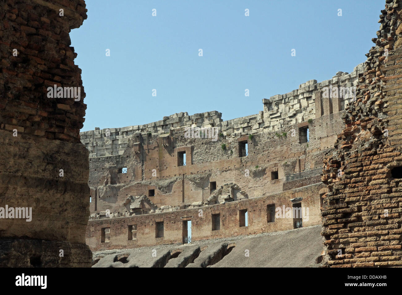 charmantes Interieur des Kolosseums das antike Amphitheater römische Symbol Italiens in Rom Stockfoto