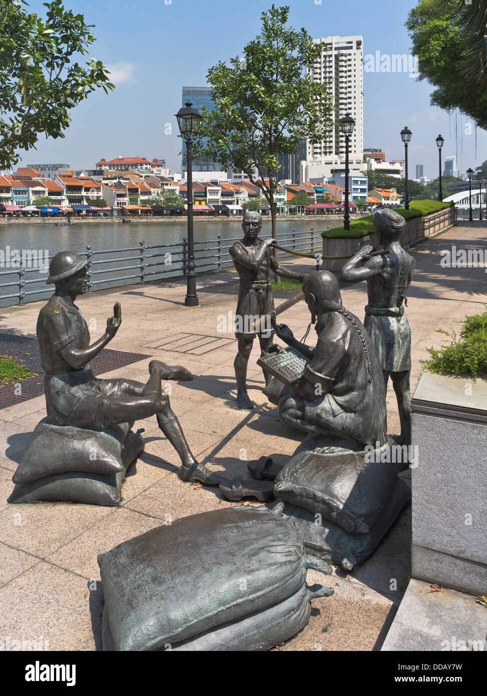 Dh Fluss Singapur NORTH Boat Quay Singapur Bronze Skulpturen Statuen große Emporium kolonialen statue British Empire Stockfoto