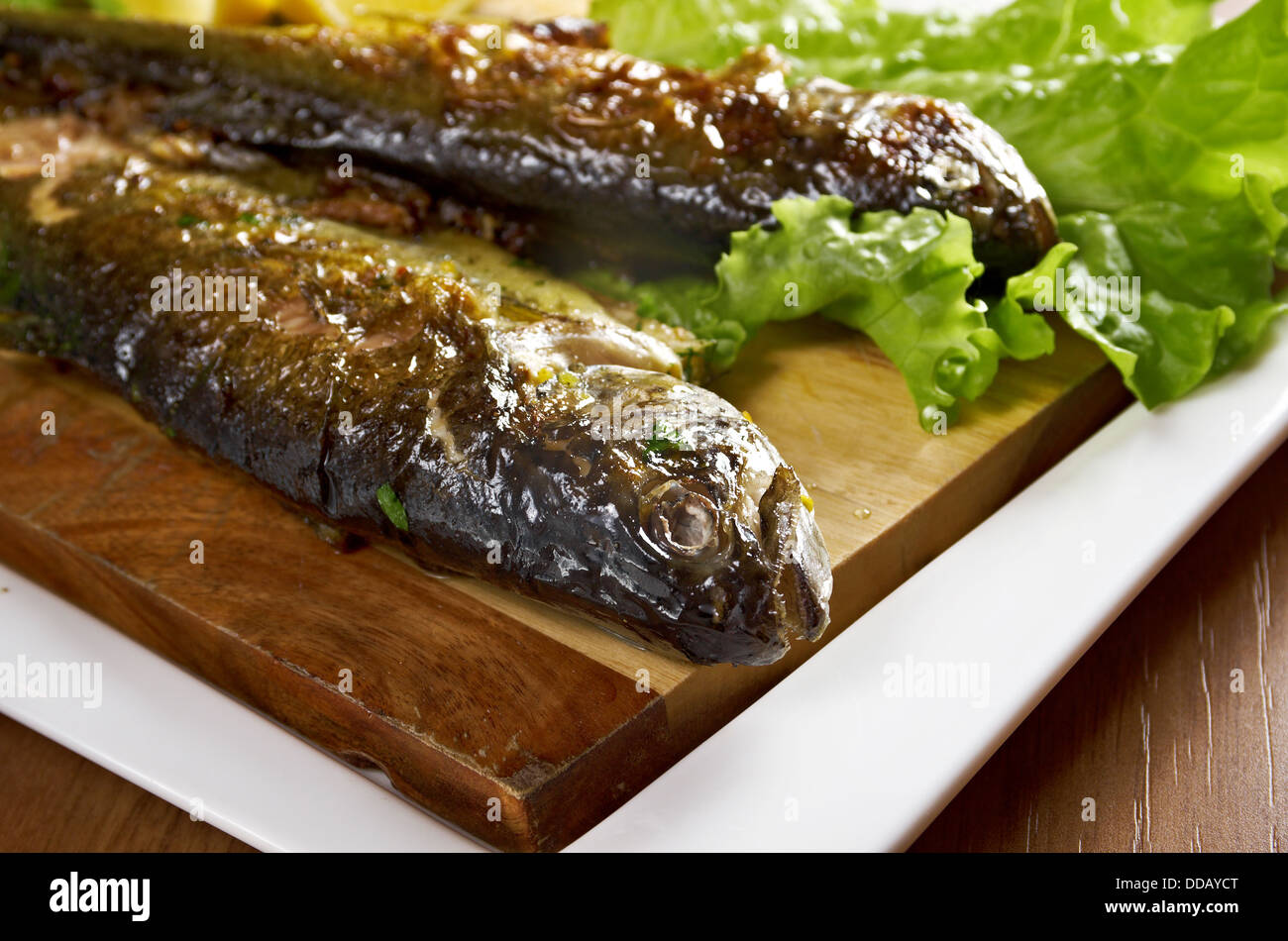 Zwei gegrillte Rainbow Trouts.Served mit Gemüse Stockfoto