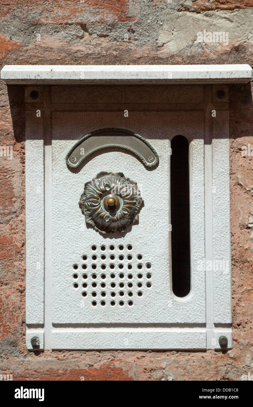 In Venedig eine reich verzierte Eintrag Glocke mit einem Briefkasten (Italien) kombiniert. Venise, Sonnette d'Entrée et Boite Aux Lettres (Italien). Stockfoto