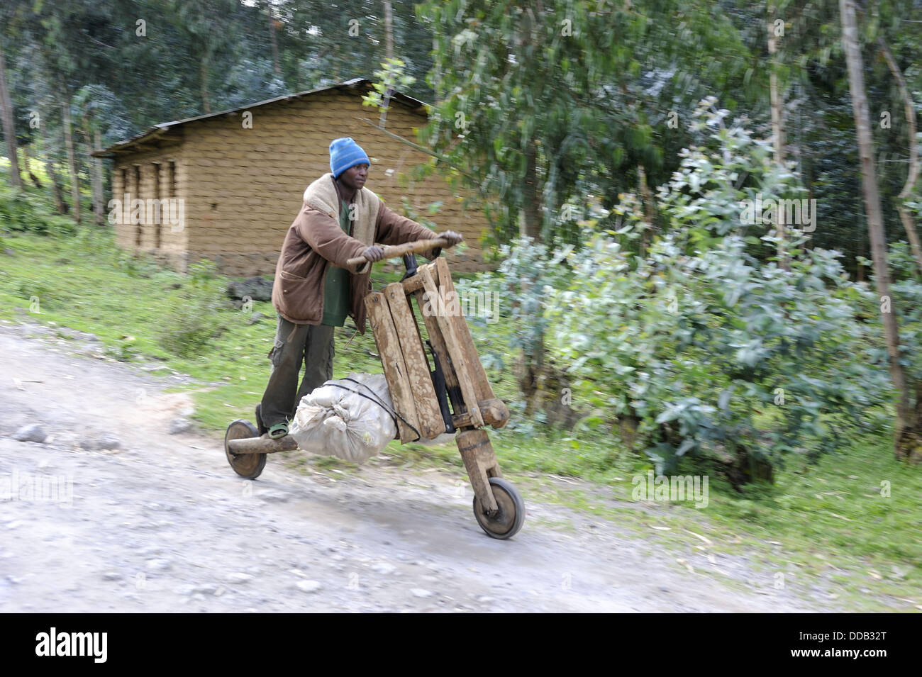 Mann auf handgemachte hölzerne Fahrrad, Ruanda, Afrika Stockfoto