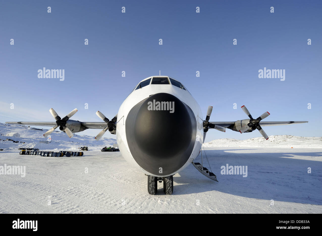 Hercules-Frachtflugzeugen, die Transport von Bergbaumaschinen, Yellowknife, Northwest Territories, Kanada Stockfoto