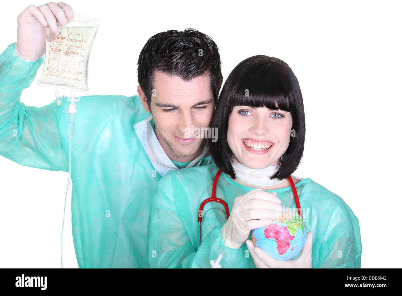 fröhliche medizinische Duo tragen Bluse mit Globus Stockfoto