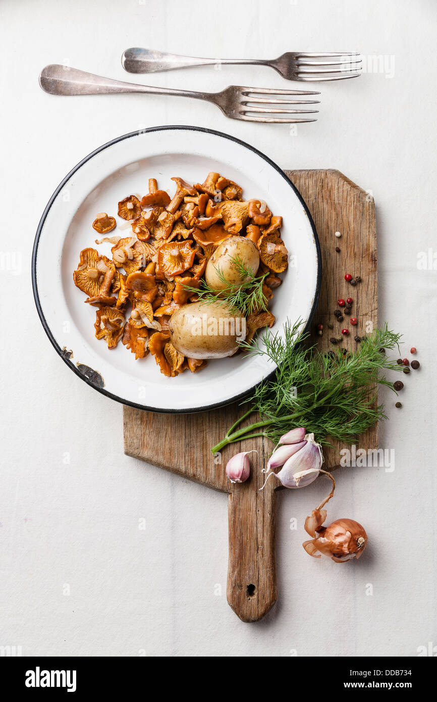 Gekochte Kartoffeln mit gebratenen Waldpilzen Stockfoto