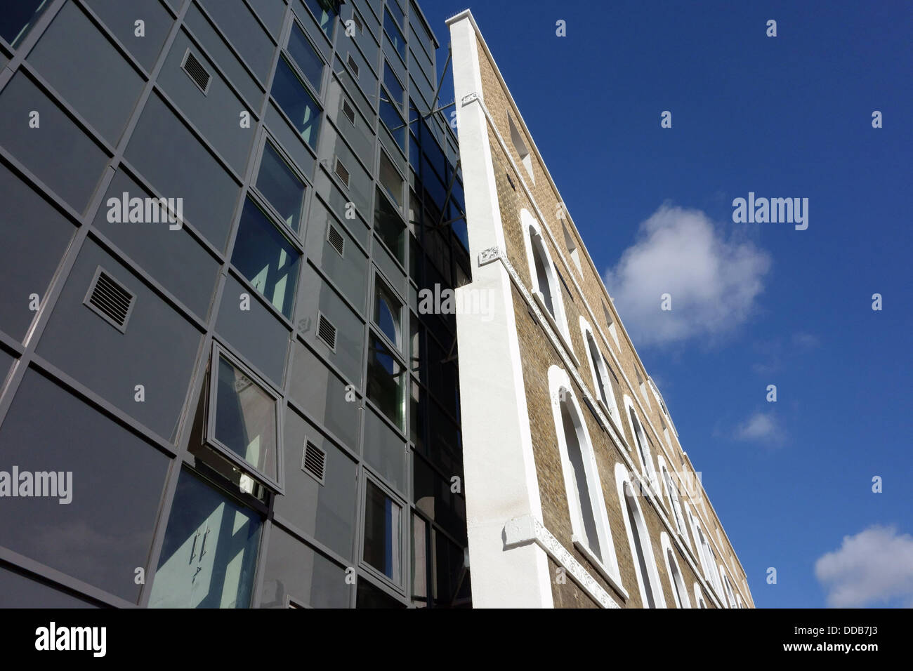 London, UK. 30. August 2013. neues Studentenwohnheim in Islington gewinnt 2013 Carbuncle Cup für "schlimmste Neubau". Gebäude-Design-Magazin hat seine jährlichen Preis für den schlimmsten Fall Neubau verliehen. Der diesjährige Gewinner ist ein Student Unterkunft Block in Islington, Nordlondon. Das Magazin sagt, es "bietet eine Gefängnis-ähnliche Erfahrung für studentische Bewohner" und entsprechend liegt in der Nähe von Pentonville Prison. Bildnachweis: Jeffrey Blackler/Alamy Live-Nachrichten Stockfoto