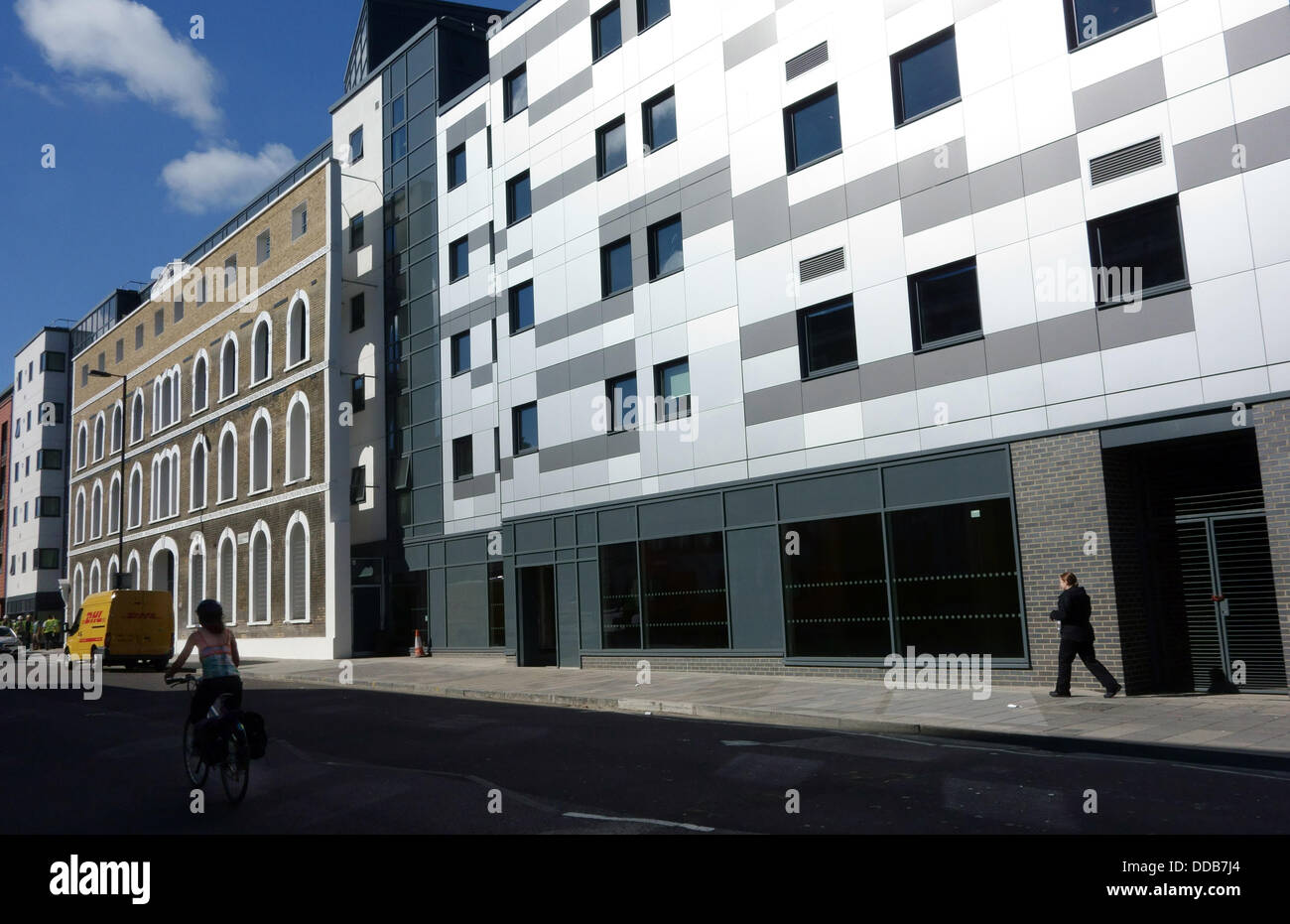 London, UK. 30. August 2013. neues Studentenwohnheim in Islington gewinnt 2013 Carbuncle Cup für "schlimmste Neubau". Gebäude-Design-Magazin hat seine jährlichen Preis für den schlimmsten Fall Neubau verliehen. Der diesjährige Gewinner ist ein Student Unterkunft Block in Islington, Nordlondon. Das Magazin sagt, es "bietet eine Gefängnis-ähnliche Erfahrung für studentische Bewohner" und entsprechend liegt in der Nähe von Pentonville Prison. Bildnachweis: Jeffrey Blackler/Alamy Live-Nachrichten Stockfoto