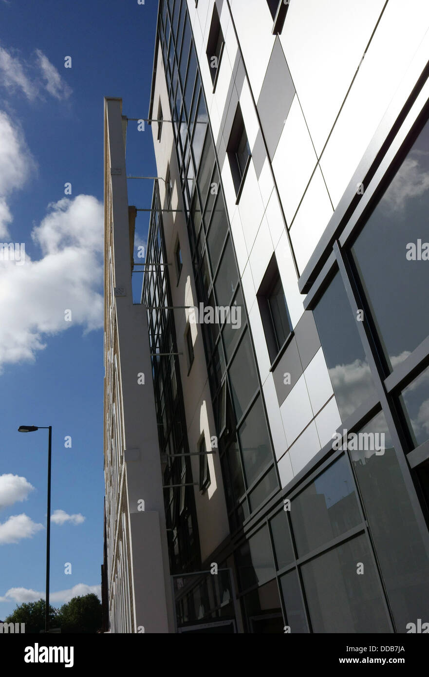 London, UK. 30. August 2013. neues Studentenwohnheim in Islington gewinnt 2013 Carbuncle Cup für "schlimmste Neubau". Gebäude-Design-Magazin hat seine jährlichen Preis für den schlimmsten Fall Neubau verliehen. Der diesjährige Gewinner ist ein Student Unterkunft Block in Islington, Nordlondon. Das Magazin sagt, es "bietet eine Gefängnis-ähnliche Erfahrung für studentische Bewohner" und entsprechend liegt in der Nähe von Pentonville Prison. Bildnachweis: Jeffrey Blackler/Alamy Live-Nachrichten Stockfoto
