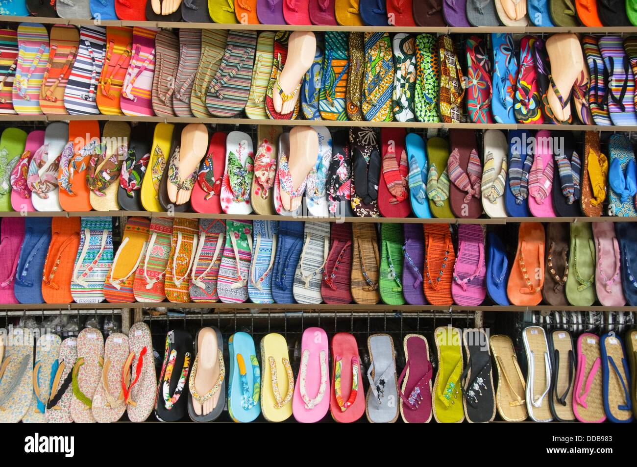 Schuhe zum Verkauf an den Chatuchak Weekend Market in Bangkok Thailand  Stockfotografie - Alamy