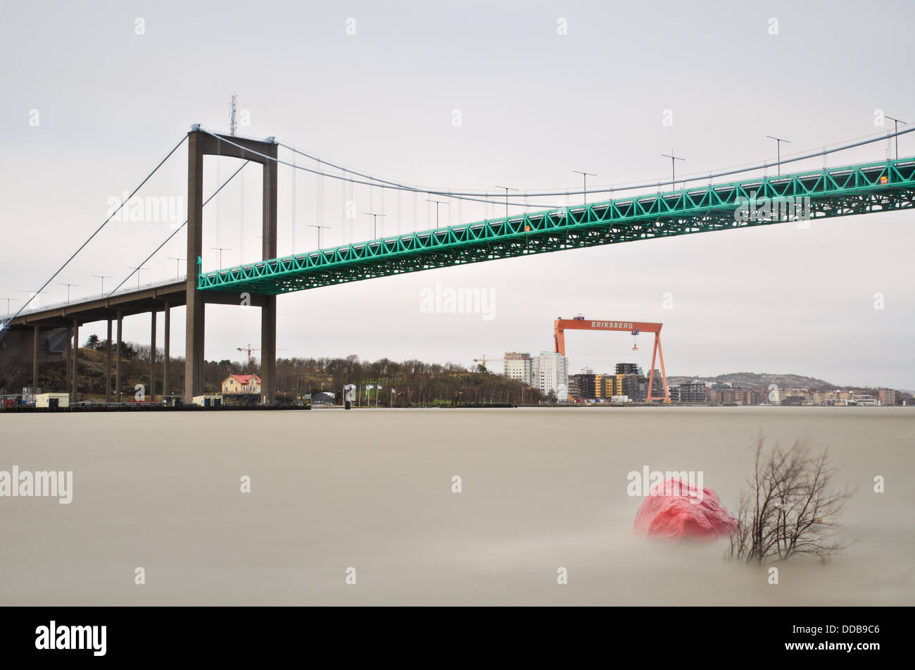 Roten Felsen im Fluss, Älvsborgsbron, Göteborg, Schweden Stockfoto