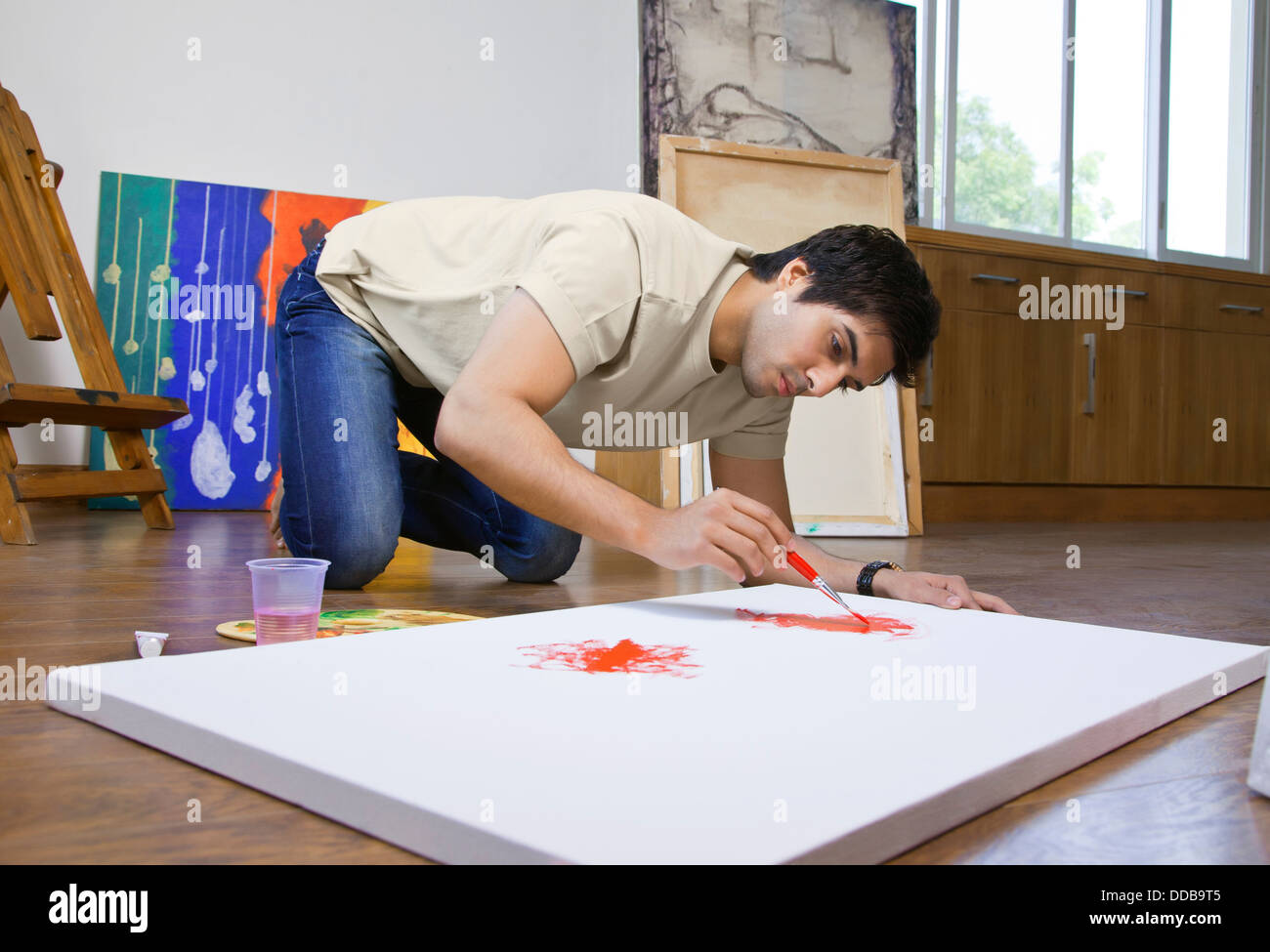 Junger Mann auf Leinwand des Künstlers im Art studio Stockfoto