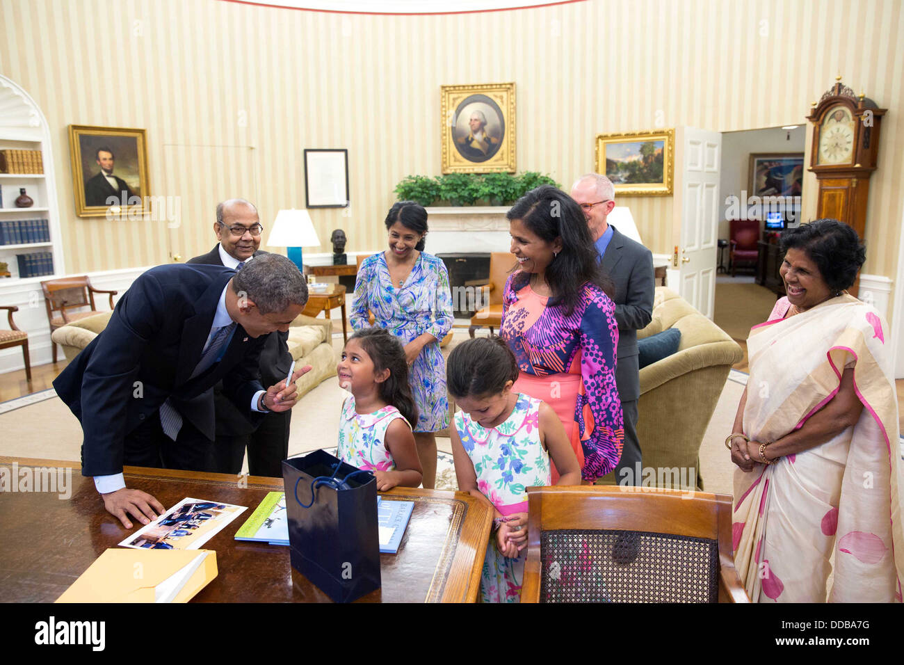 US-Präsident Barack Obama spricht mit ausgetretene Mitarbeiter Ruchi Bhowmik und ihrer Familie im Oval Office des weißen Hauses 12. Juli 2013 in Washington, DC. Stockfoto