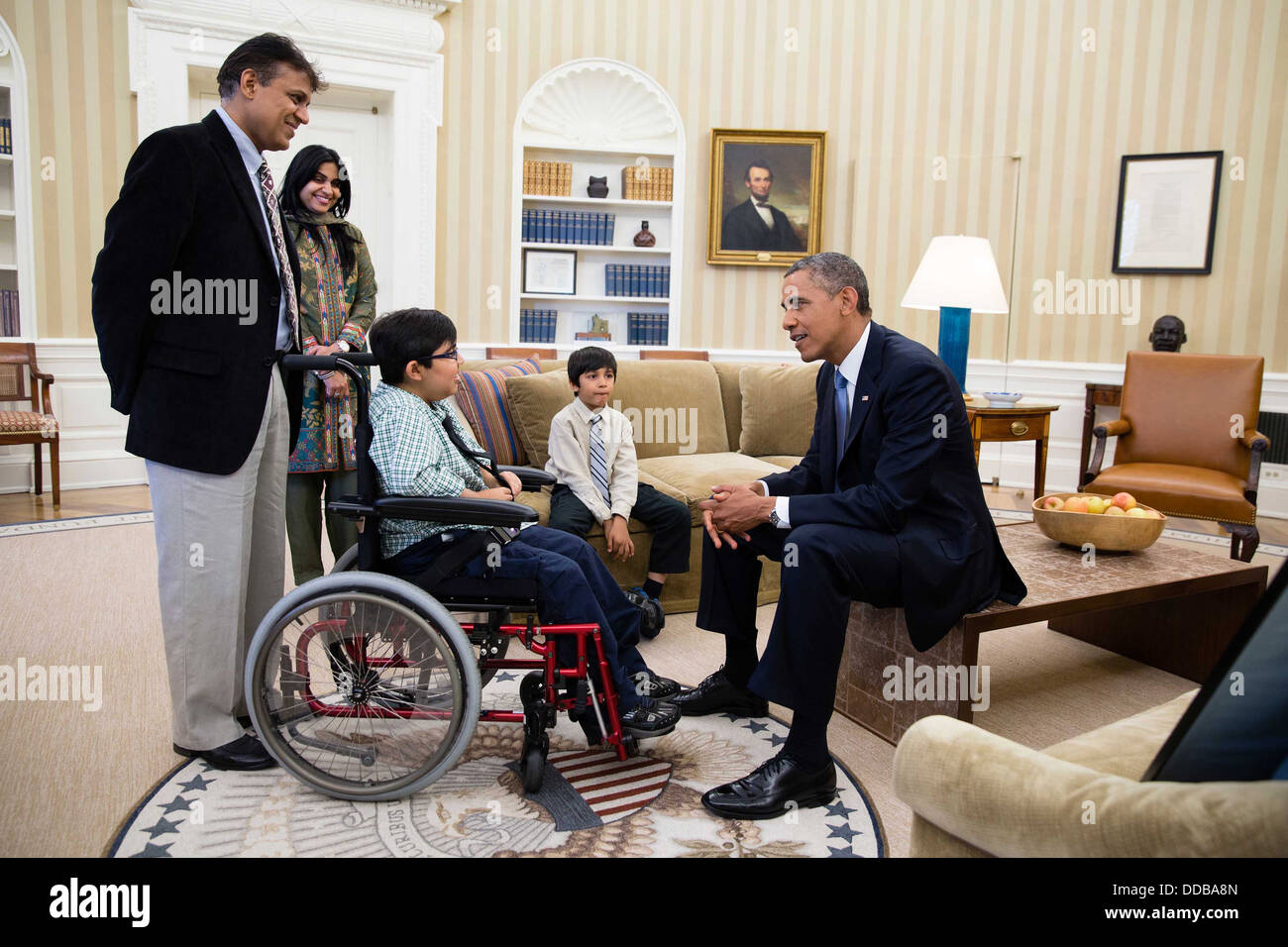US-Präsident Barack Obama besucht mit Make-A-Wish Kind Suhail Zaveri, 14 aus Anaheim, Kalifornien, im Oval Office des weißen Hauses 16. Juli 2013 in Washington, DC. Begleitende Suhail sind seine Eltern, Sandeep Asmi Zaveri und jüngerer Bruder Arsh Zaveri. Stockfoto