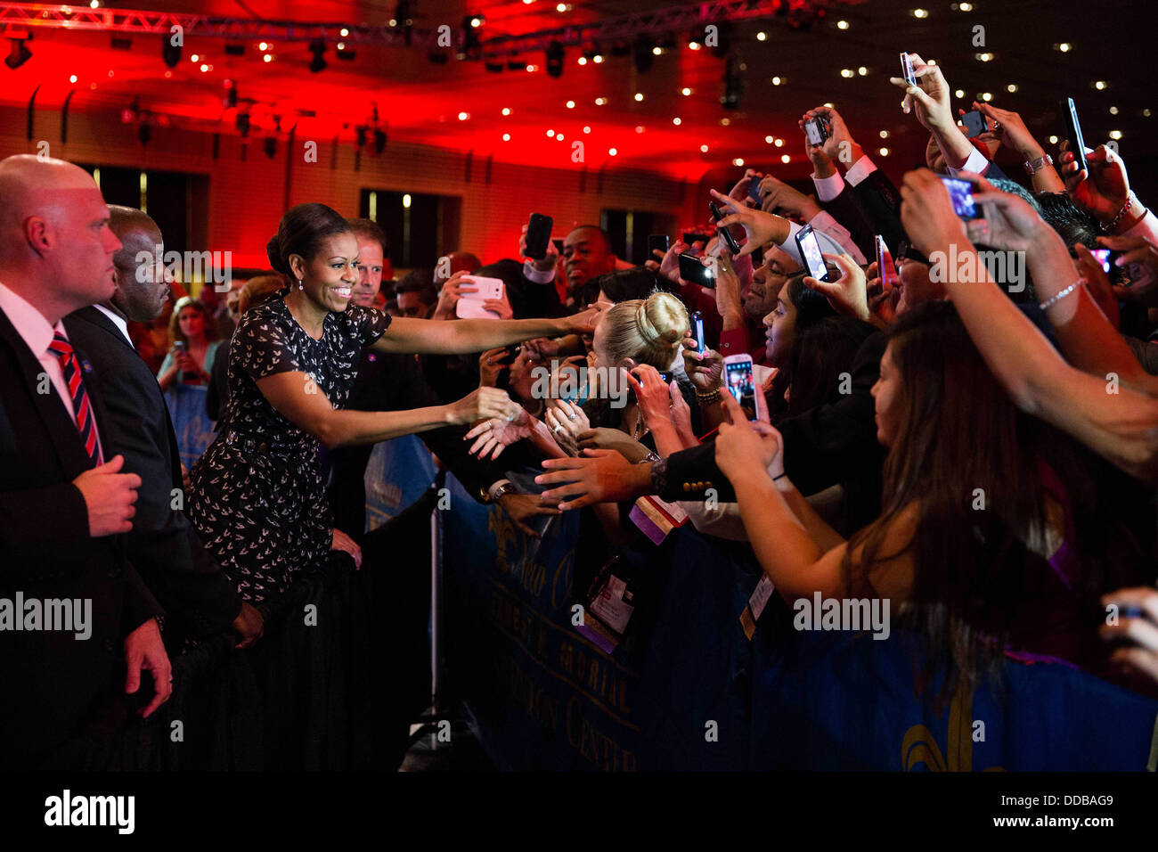 US-First Lady Michelle Obama begrüßt Zuschauer nach Abgabe Bemerkungen auf der Jahreskonferenz des nationalen Rates von La Raza 23. Juli 2013 in New Orleans, Louisiana. Stockfoto